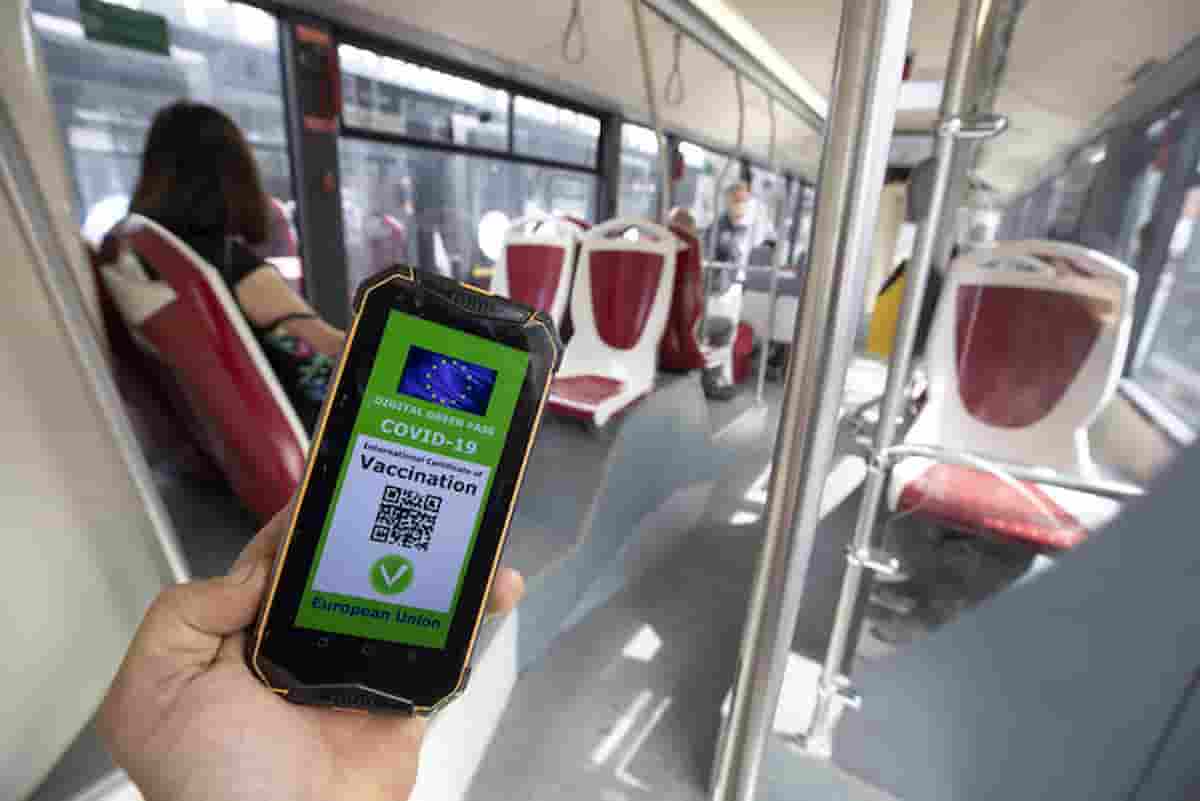 Super green pass, prima multa a un giovane su un autobus senza certificazione