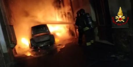 In fiamme auto a Paternò, “Non si può risalire a innesco” – VIDEO