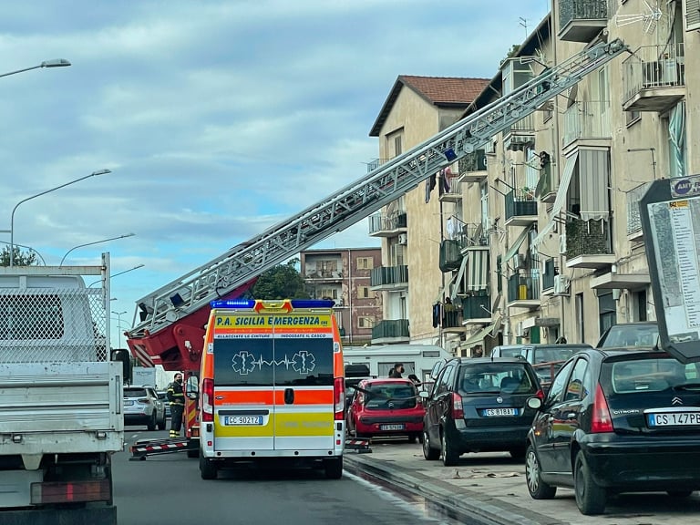 Catania, incendio in abitazione: ambulanza soccorre intossicato