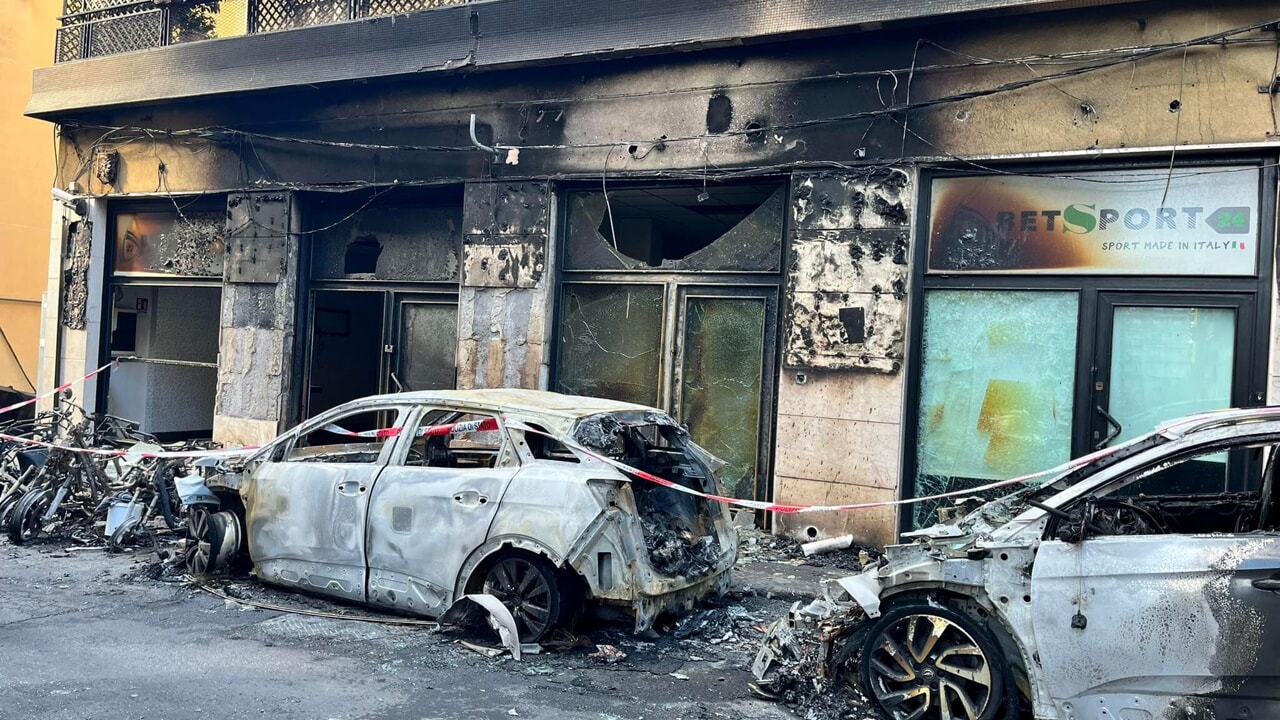 Catania, maxi incendio in via Padova, distrutte numerose auto e moto