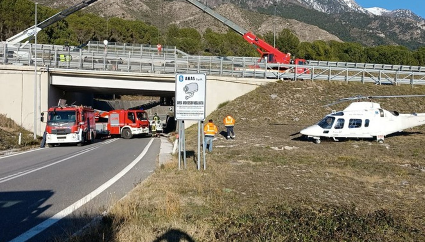 Tir sfonda guardrail e precipita nel vuoto, morti due ragusani