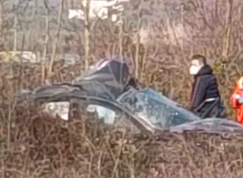 Treno travolge auto al passaggio al livello, muore una donna