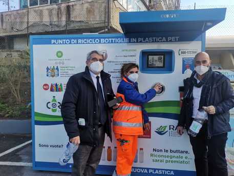 Rifiuti, a Palermo arriva la prima macchina mangia plastica