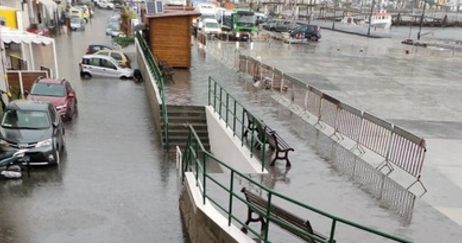 Maltempo alle Eolie, pioggia torrenziale e strade allagate a Lipari