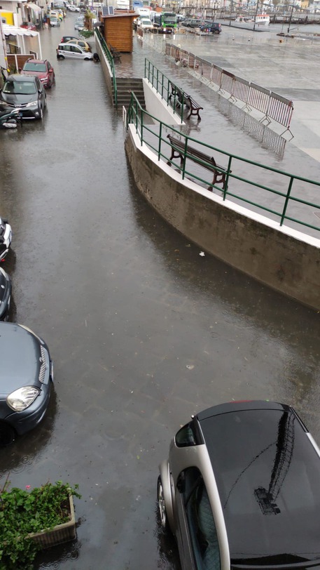 Maltempo a Lipari, strade allagate e gente bloccata in casa