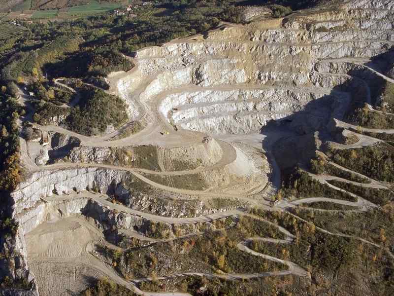 Caro bollette, al via parchi solari in cave dismesse