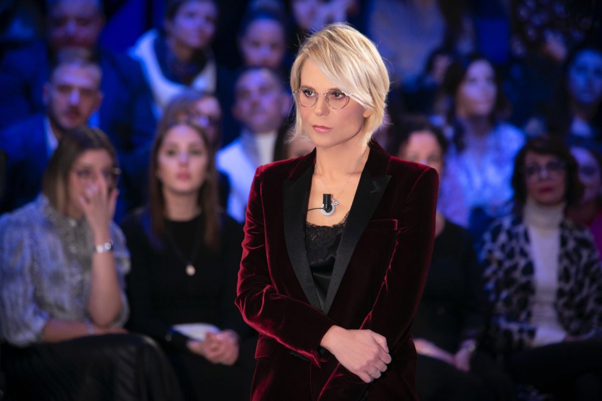 A “C’è posta per te” il rifiuto di un figlio a riavvicinarsi alla madre: “Con che coraggio viene qui?”