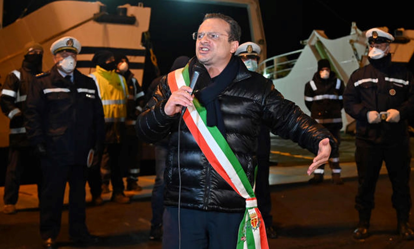 De Luca: “Resto al molo, aspetto deroga di Draghi o Speranza”