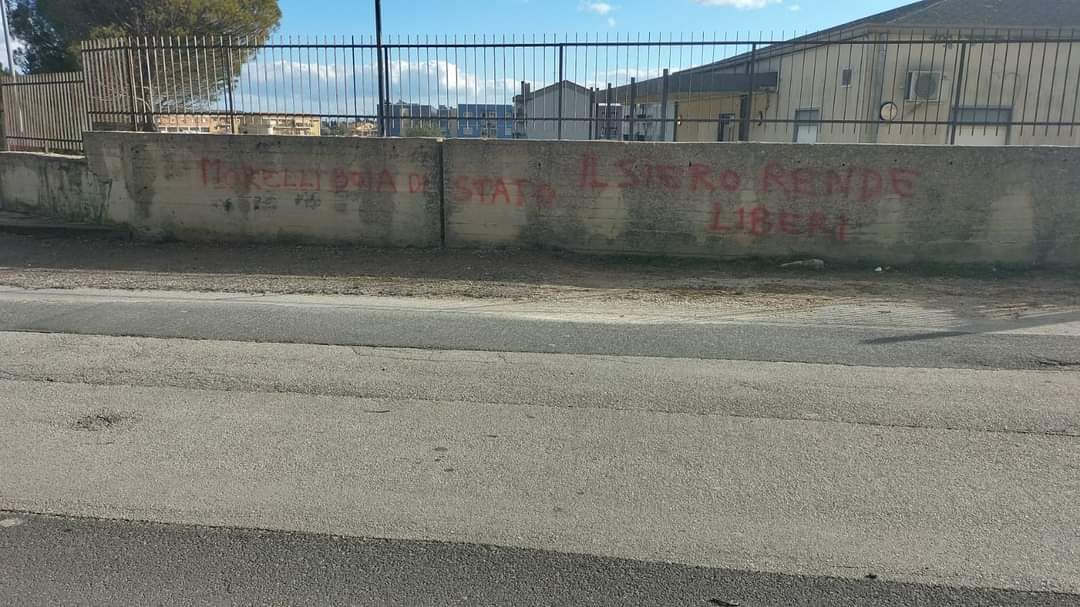 Palazzolo, scritta shock contro il responsabile del centro vaccinale