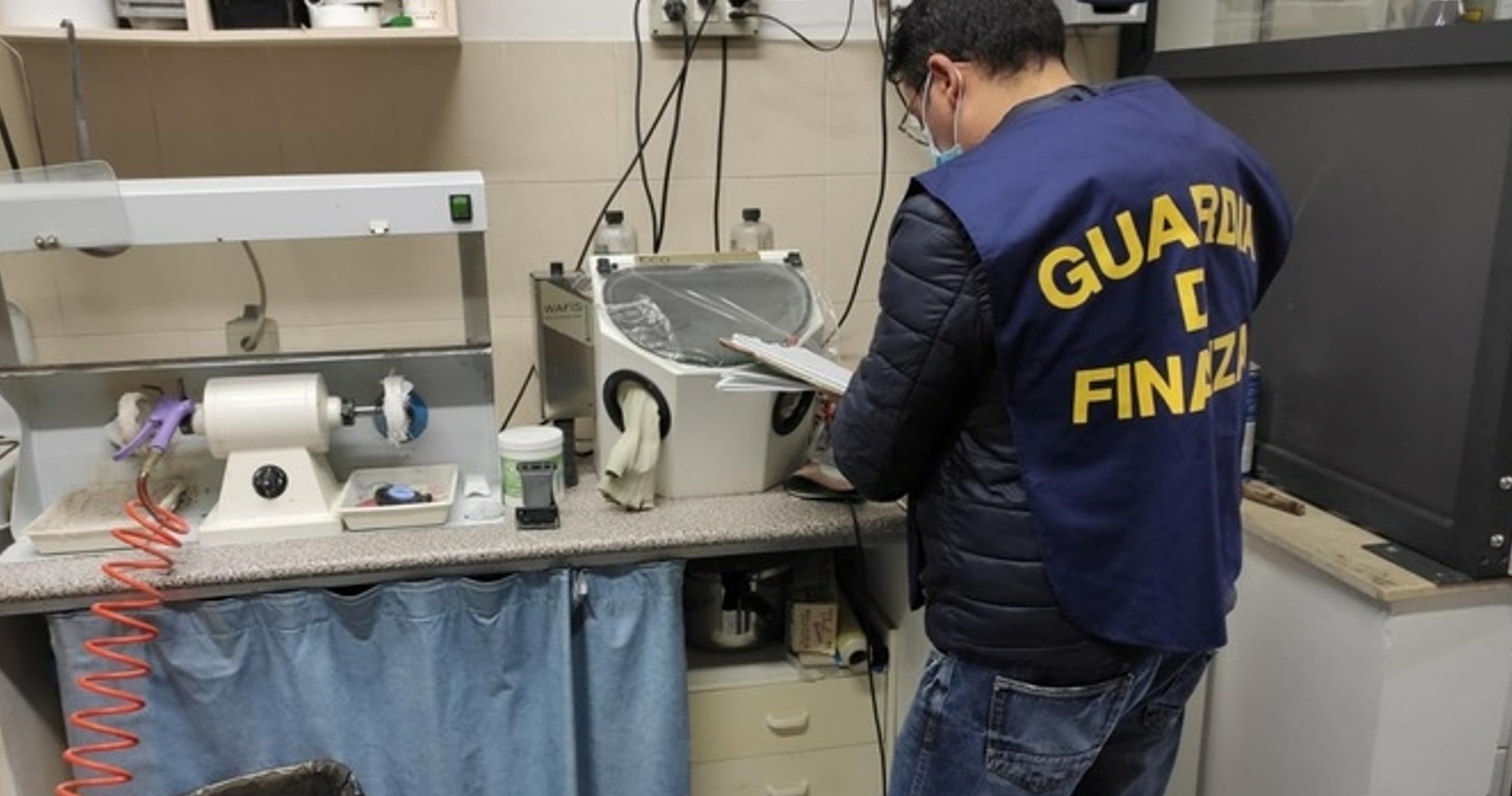 Fa il dentista ma è senza laurea: chiuso laboratorio odontoiatrico