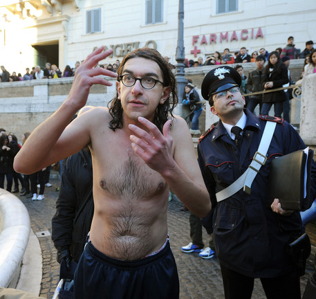 Il “disturbatore” Gabriele Paolini tenta il suicidio in carcere, come sta