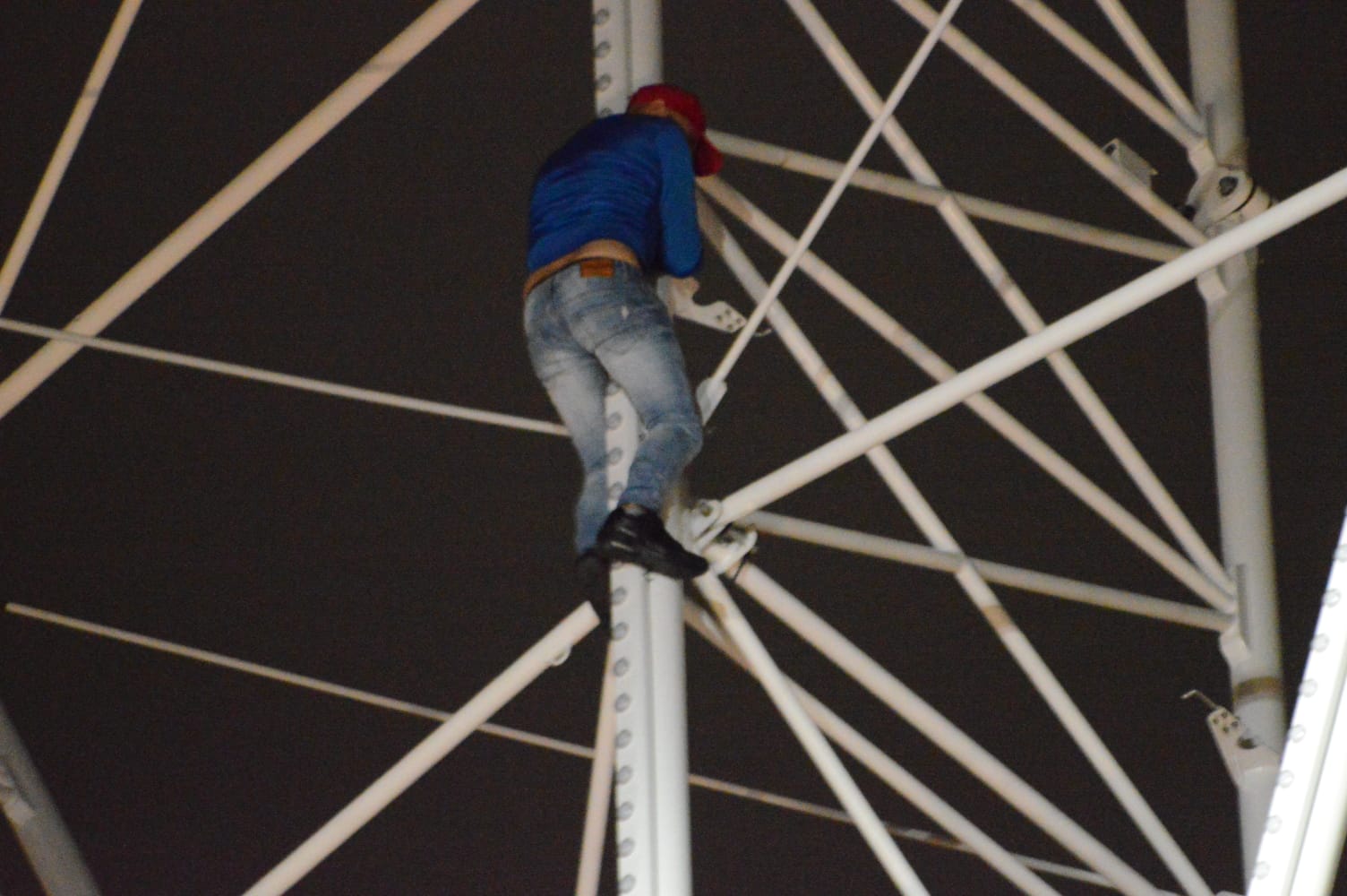 Paura a Messina, uomo minaccia di buttarsi da ruota panoramica