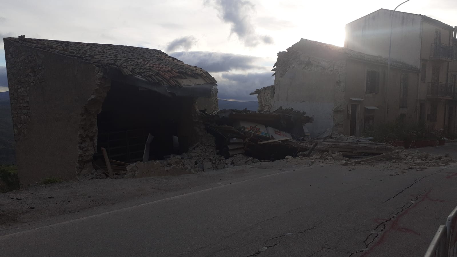 Altro crollo a Polizzi Generosa, situazione preoccupante, le foto del dramma