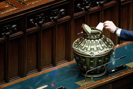 Quirinale, fumata nera in terza giornata di votazioni, Mattarella il preferito