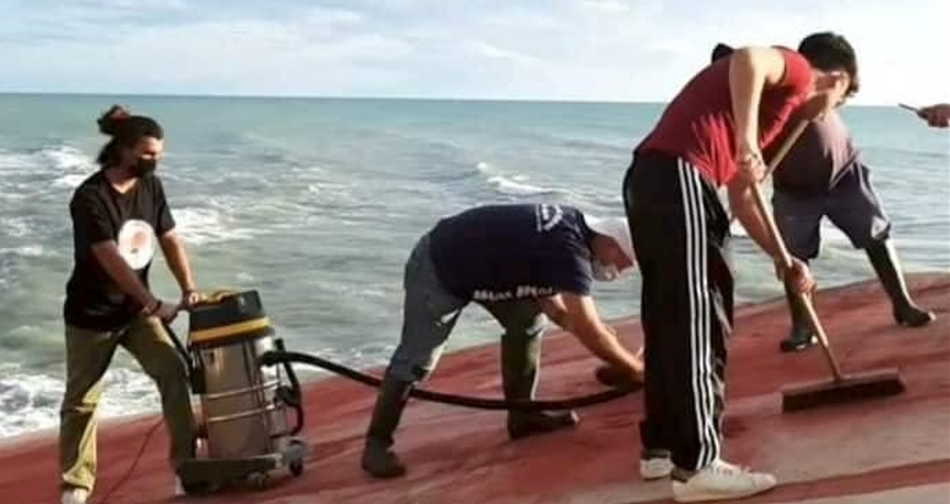 Scala dei Turchi, volontari al lavoro per cancellare lo sfregio alla scogliera