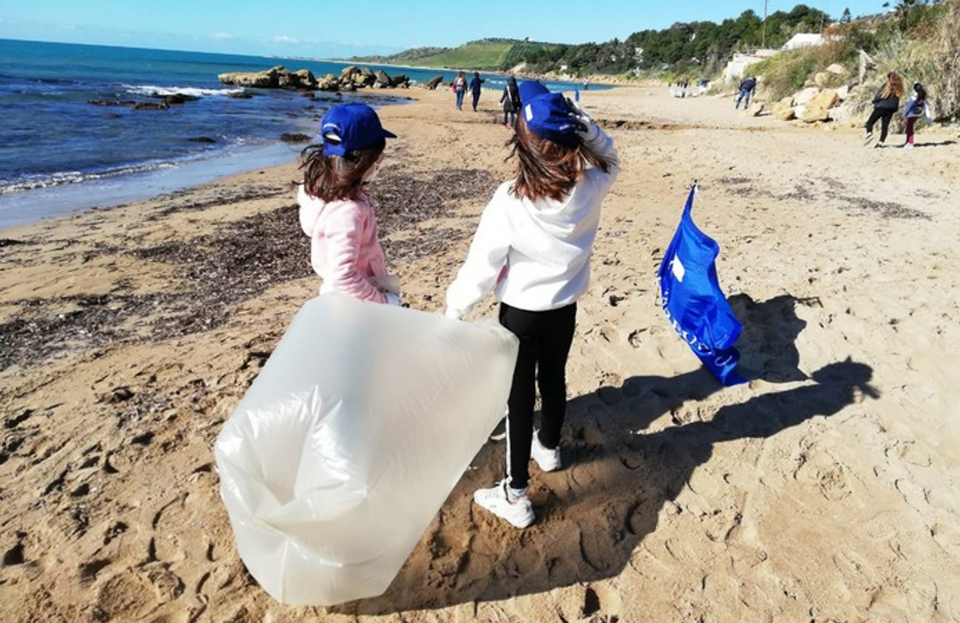 Sciacca, volontari Marevivo in azione, ripulita la spiaggia “Timpi Russi”