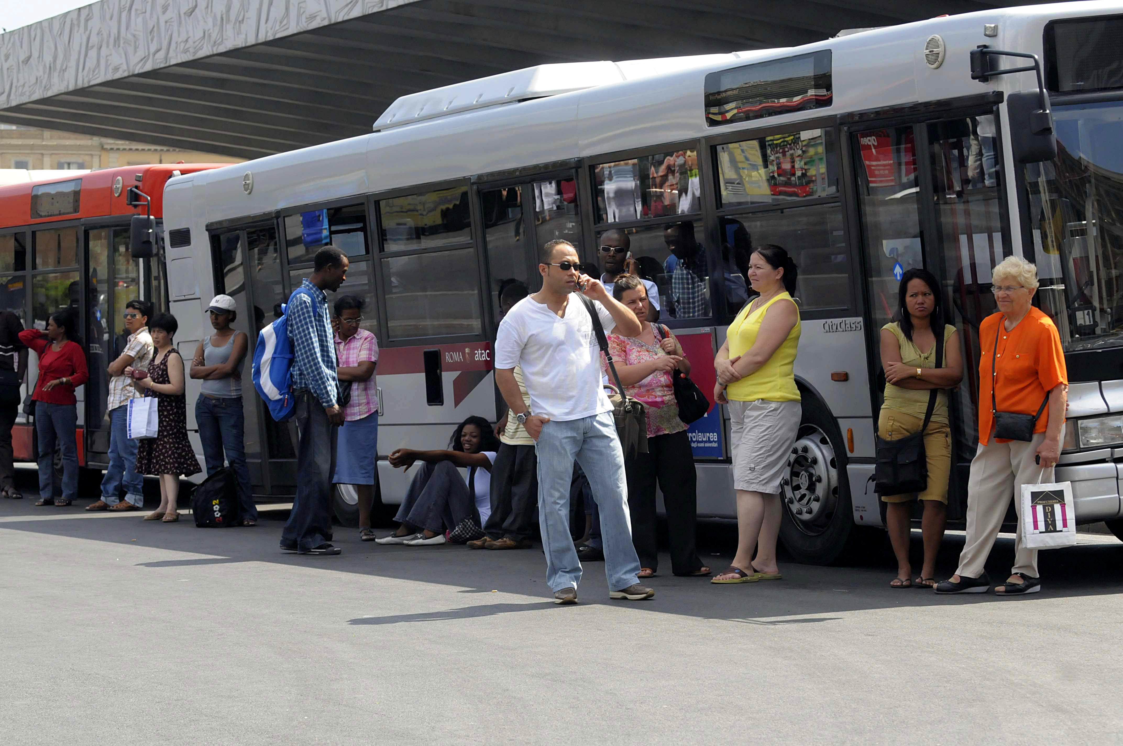 Bonus trasporti, 60 euro di sconto per studenti e lavoratori: come funziona