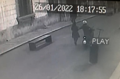 Donna scippata a Palermo, un video riprende l’aggressore