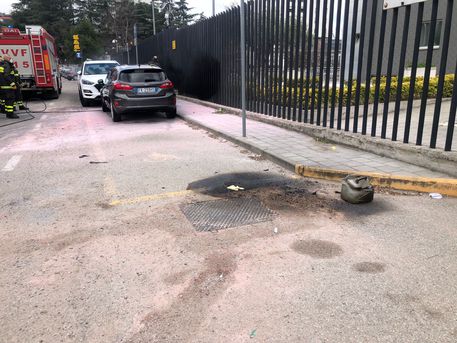 Uomo si dà fuoco davanti a caserma dei carabinieri, è grave