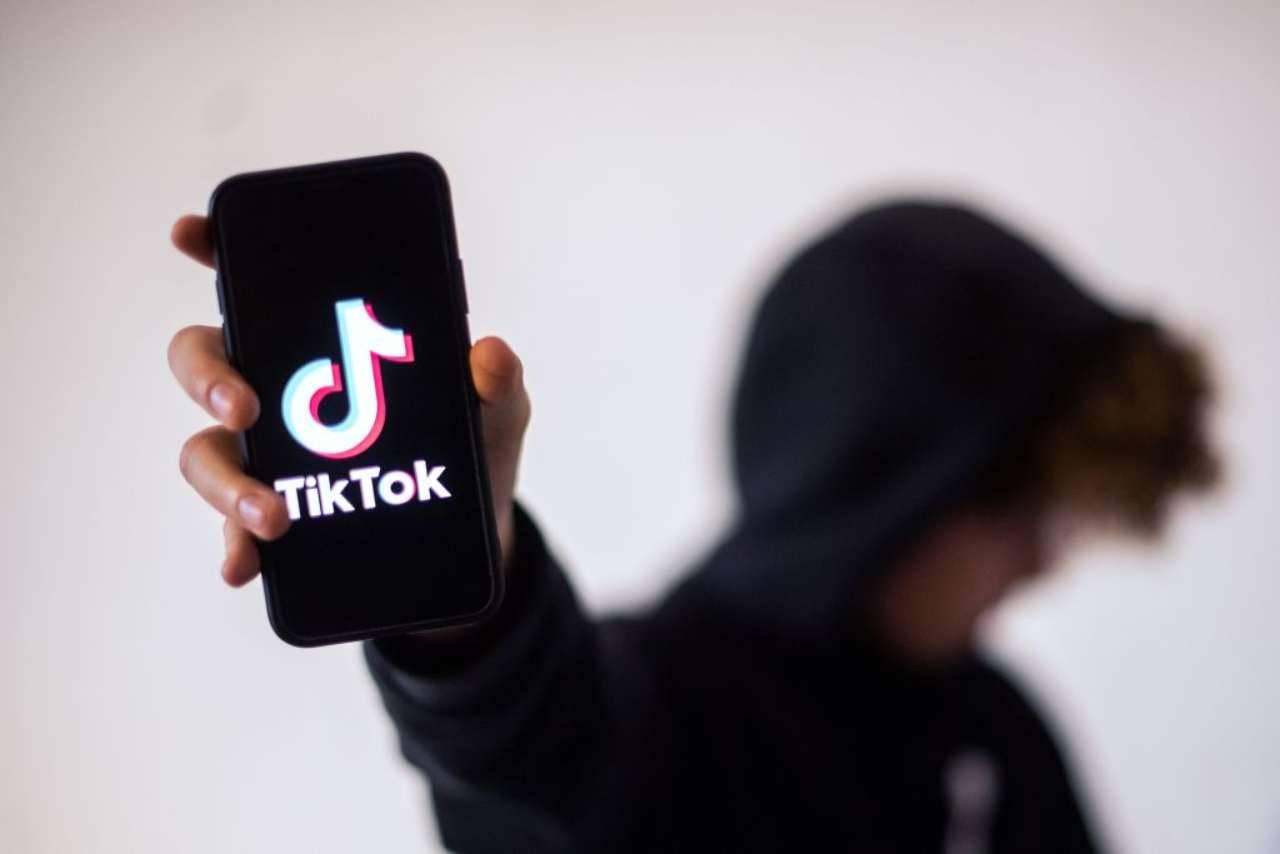 TikTok, la commissione Ue vieta l’utilizzo dell’App ai dipendenti: è polemica