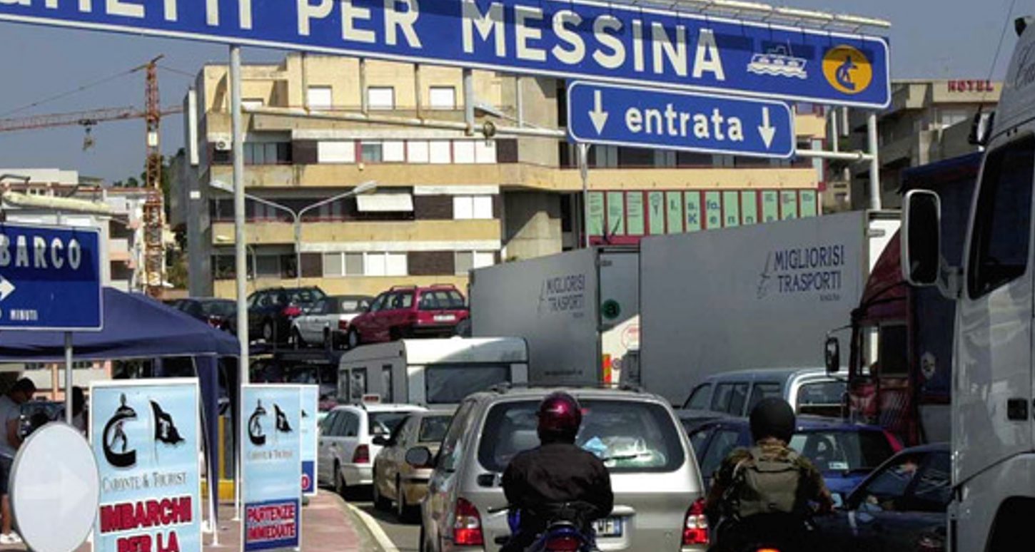 Manager di Gela bloccato sullo stretto di Messina, è senza green pass