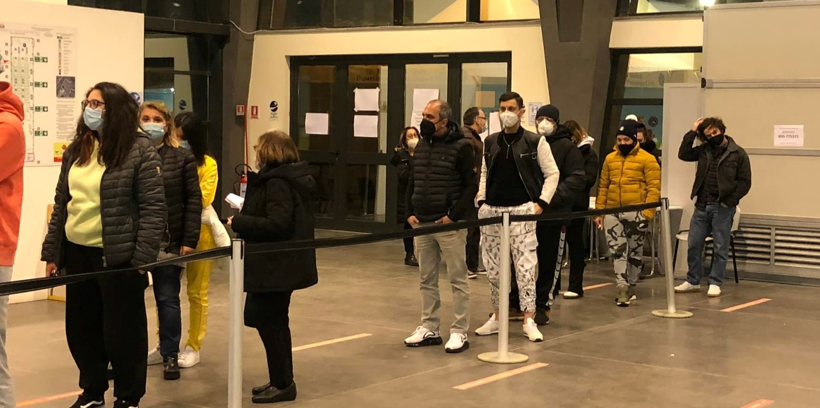 Catania, la lunga notte all’ex mercato, oltre mille persone per il vaccino