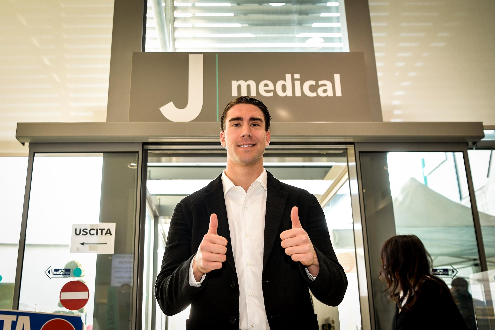 Vlahovic alla Juventus, ufficiale, avrà la 7 di Ronaldo, lo spettacolare video