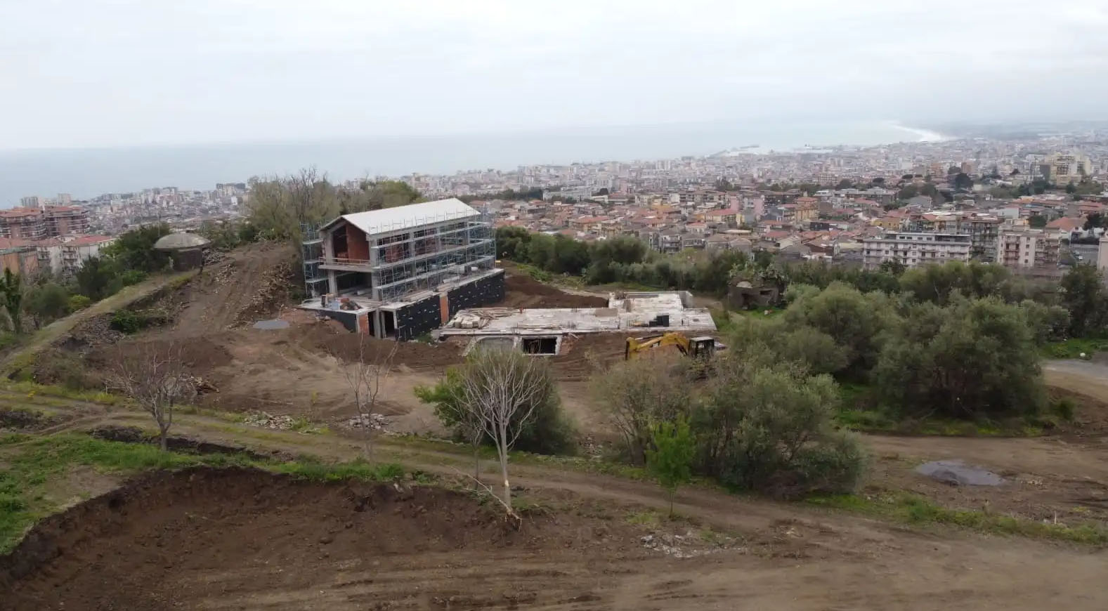 Cemento sulla Timpa di Leucatia, nuovi lavori, Comune sotto accusa