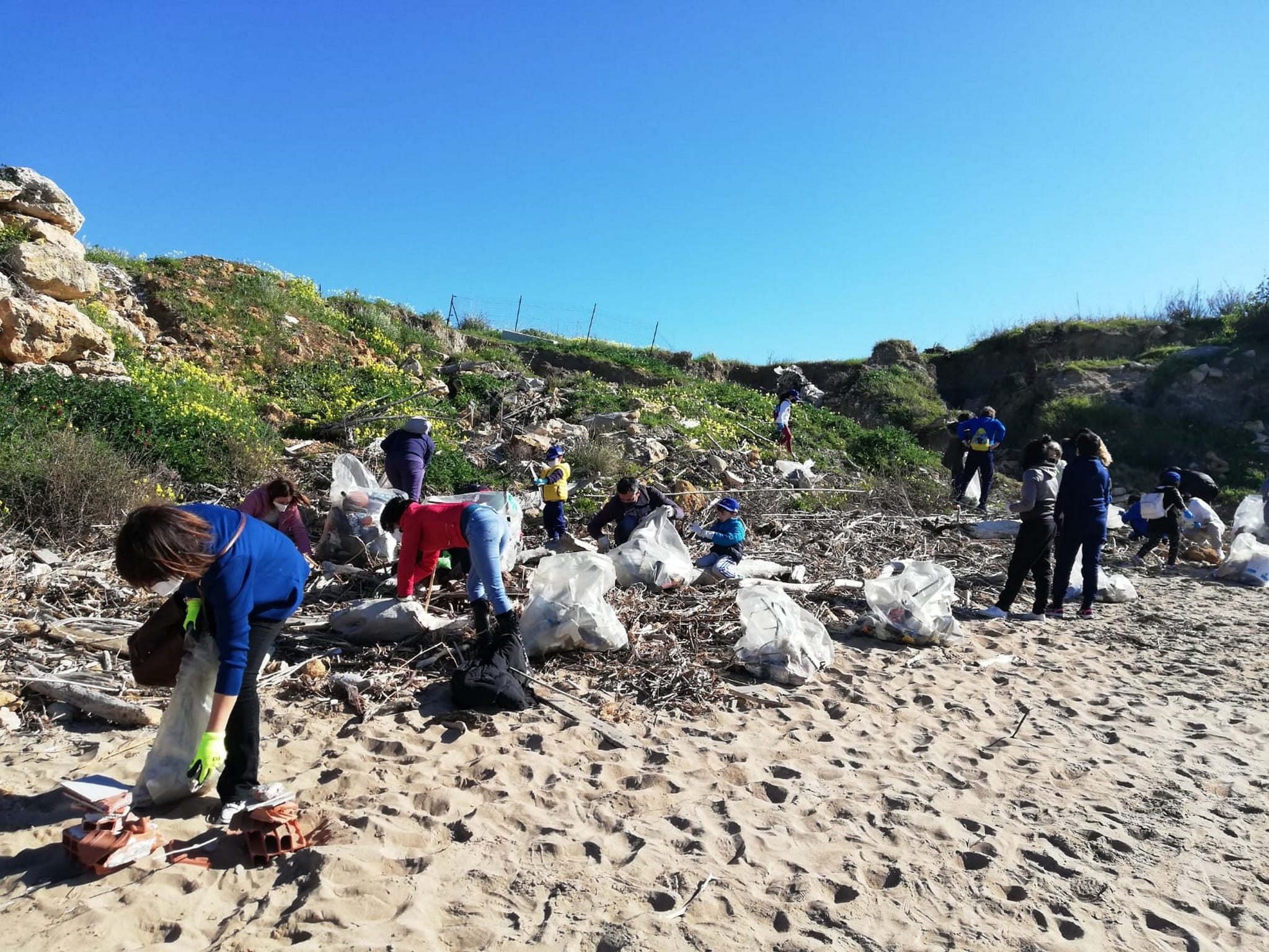 Sciacca, la spiaggia di Timpi Russi finalmente ripulita dai rifiuti
