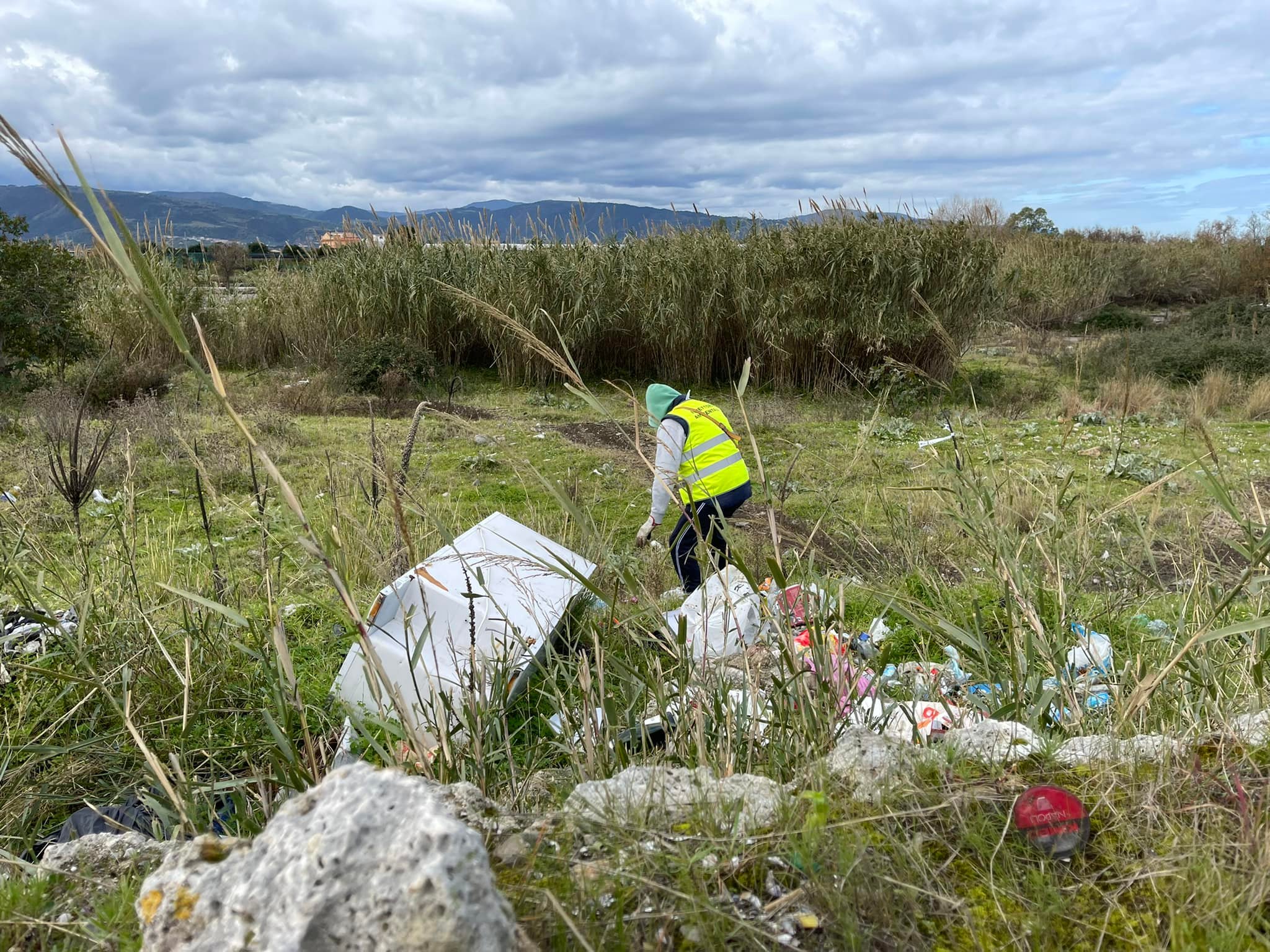 Barcellona PdG, torrenti vittime dell’inciviltà tra rifiuti e scarichi illegali