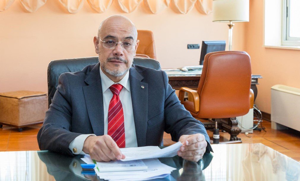 “Messina, un malato grave” Santoro entra a gamba tesa