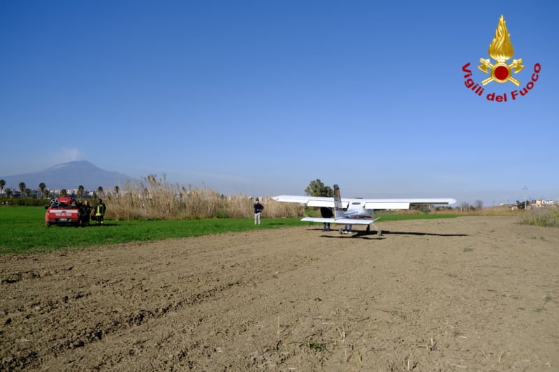 Catania, atterraggio di emergenza: aereo finisce fuori pista