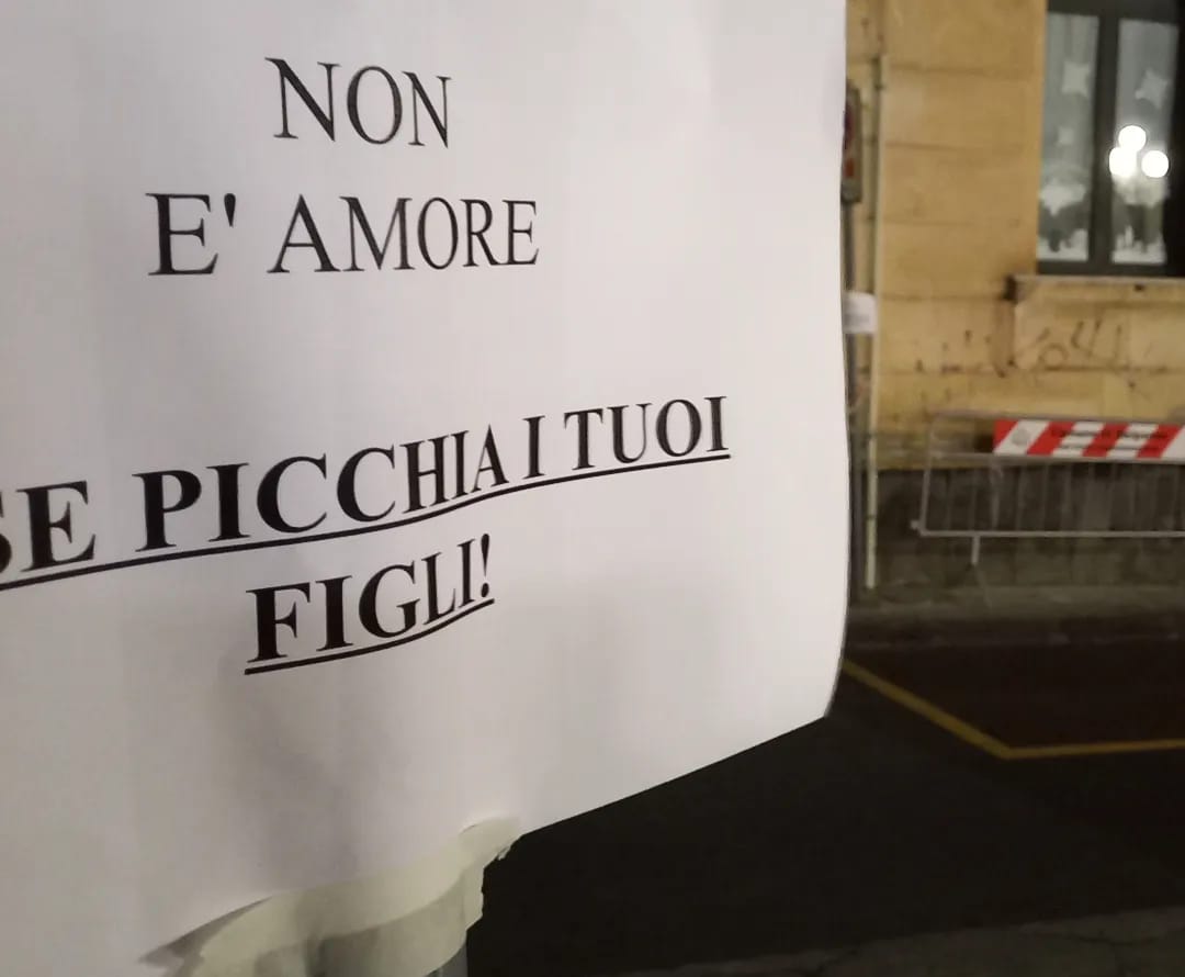 San Valentino, a Belpasso 400 manifesti contro la violenza, le foto