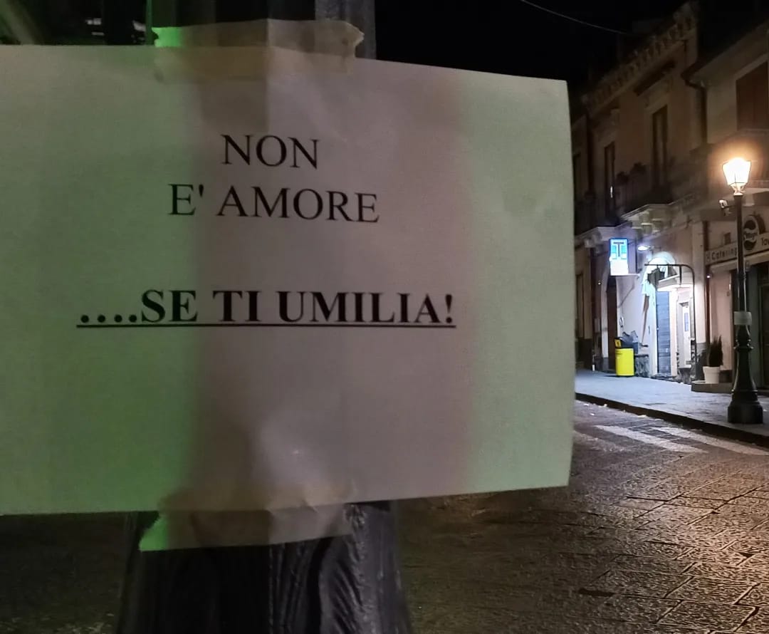 San Valentino, a Belpasso 400 manifesti contro la violenza, le foto