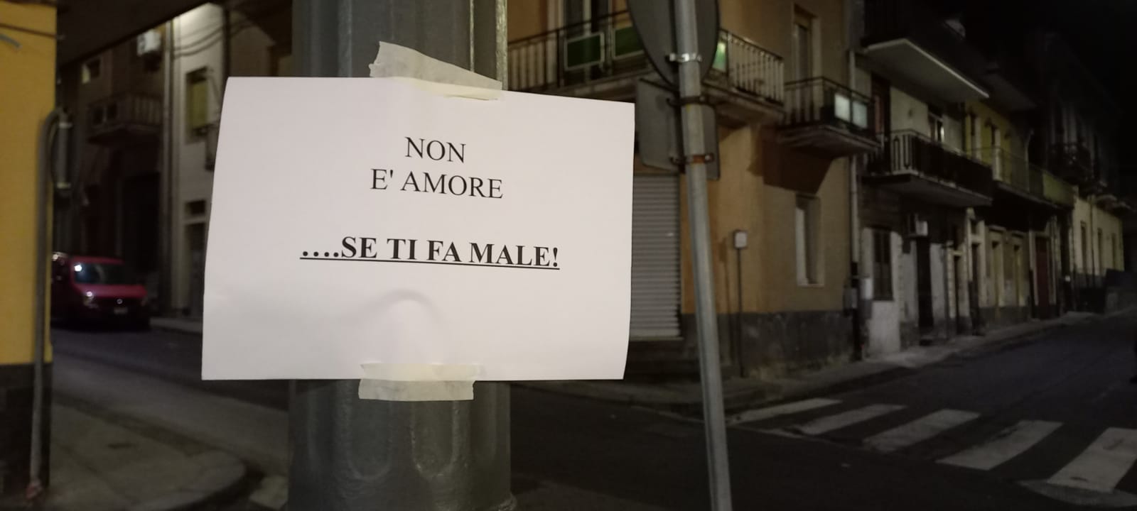 San Valentino, a Belpasso 400 manifesti contro la violenza, le foto