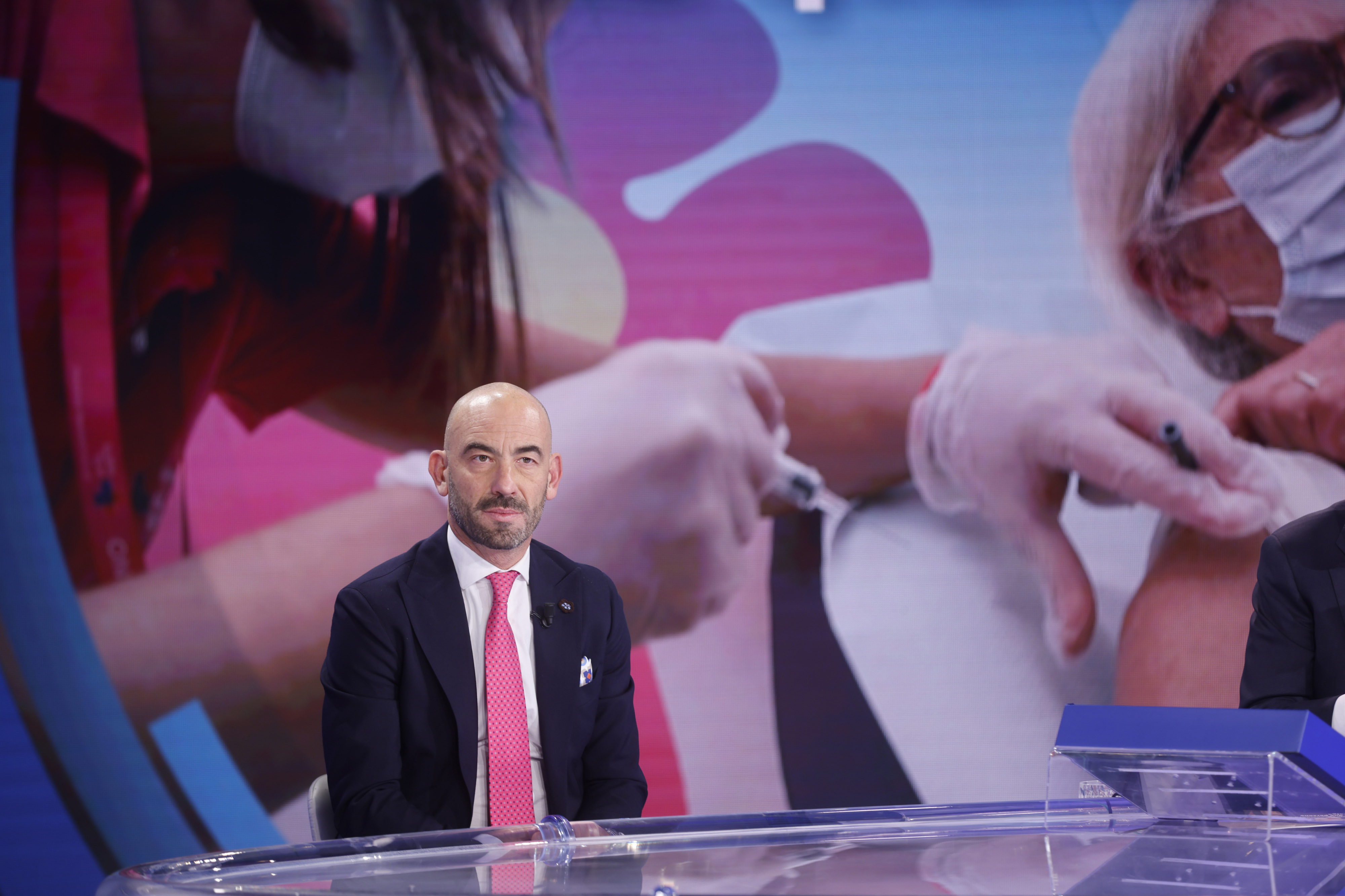 Esclusivo Bassetti, “Covid vicino all’endemia, ora superare il Green pass”