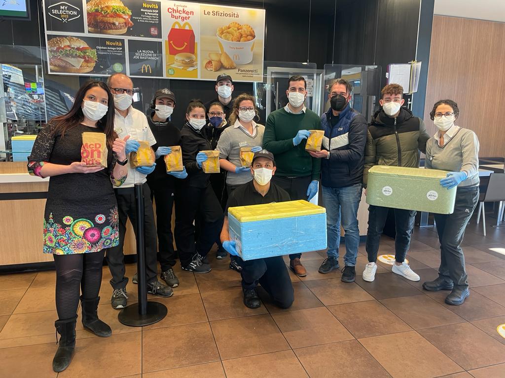 McDonald’s, a Catania donati 400 pasti caldi a settimana