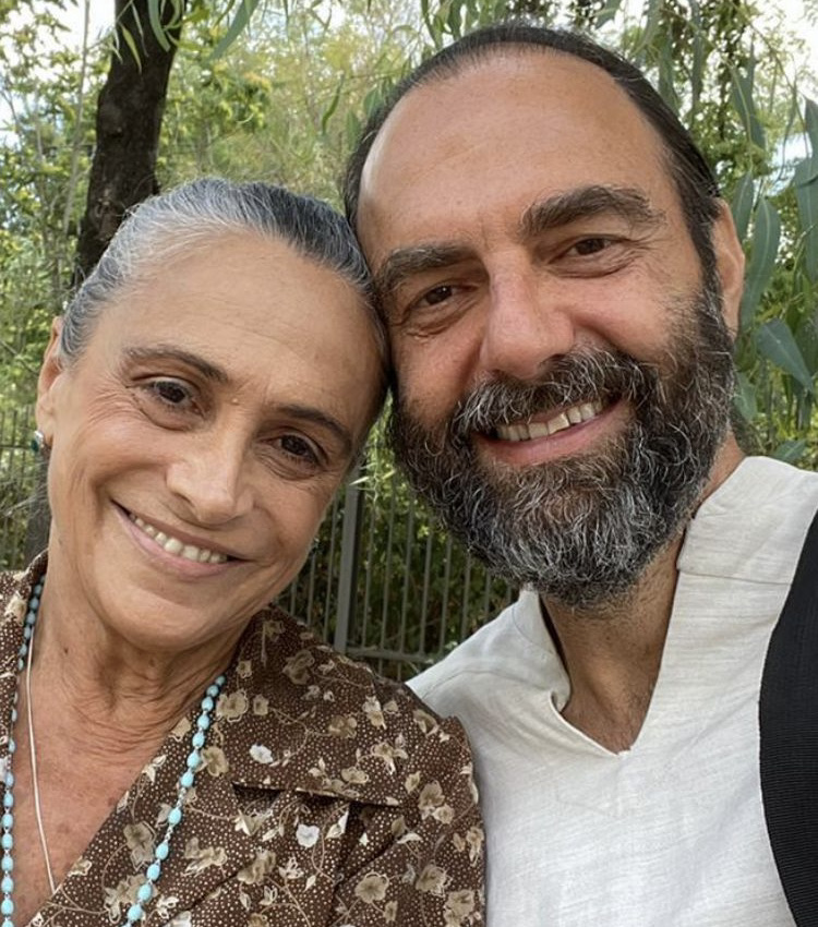 Guia Jelo e Neri Marcorè insieme ne “Il Santone – Le più belle frasi di Osho”