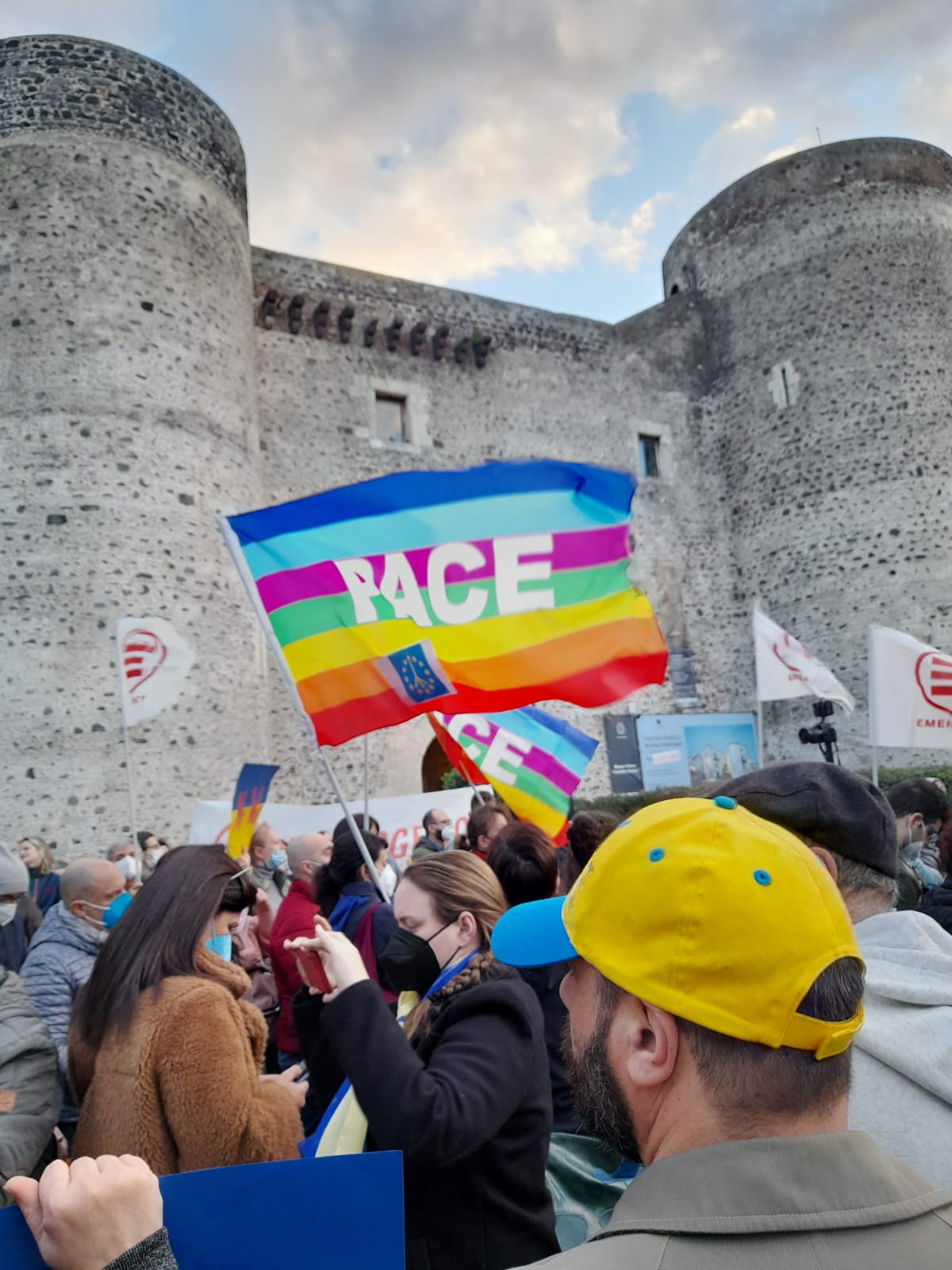 L’Italia dice no alla guerra, centinaia di persone al sit in di Catania – Foto e video L’Italia dice no alla guerra, centinaia di persone al sit in di Catania – Foto e video