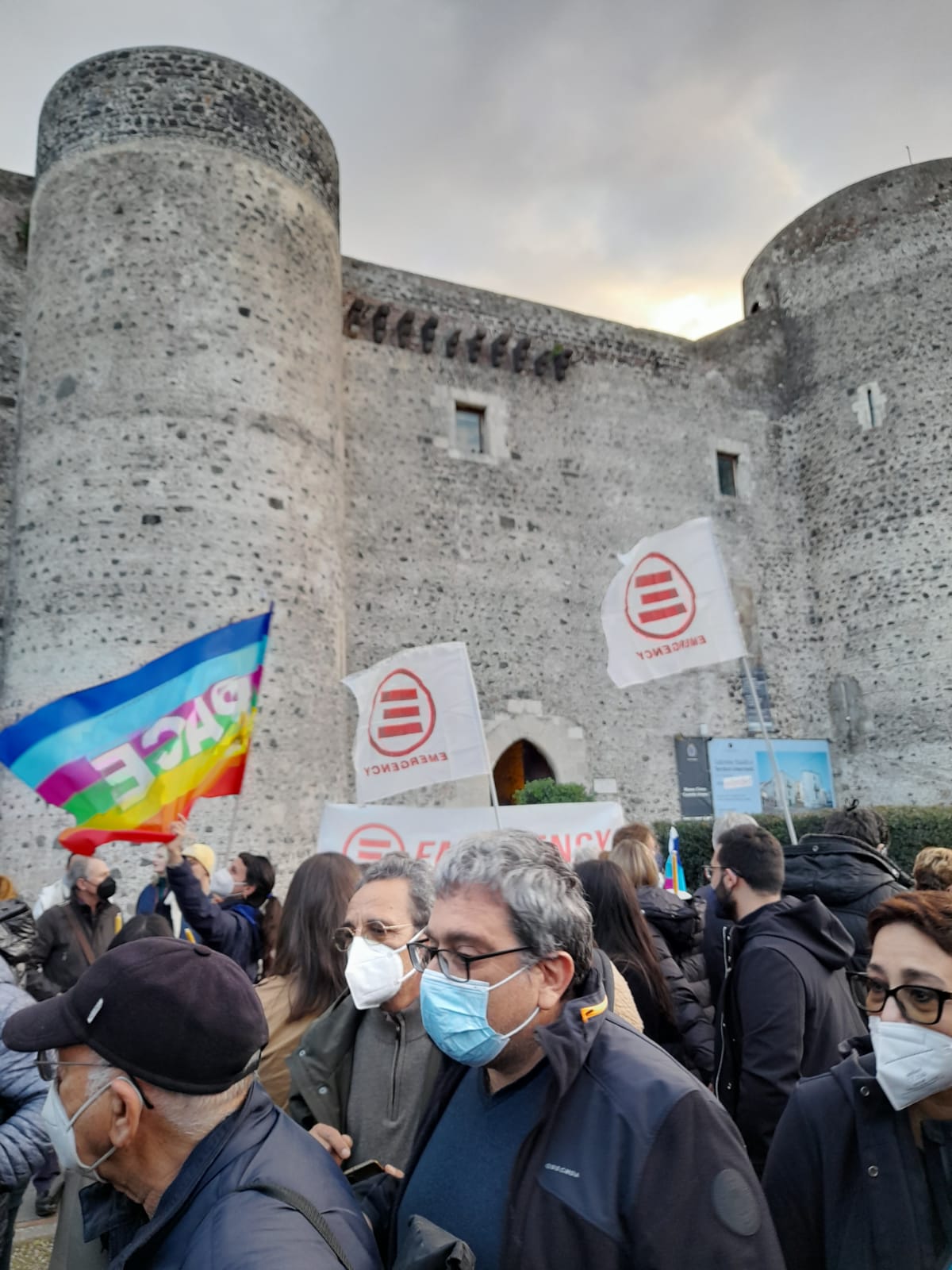 L’Italia dice no alla guerra, centinaia di persone al sit in di Catania – Foto e video L’Italia dice no alla guerra, centinaia di persone al sit in di Catania – Foto e video