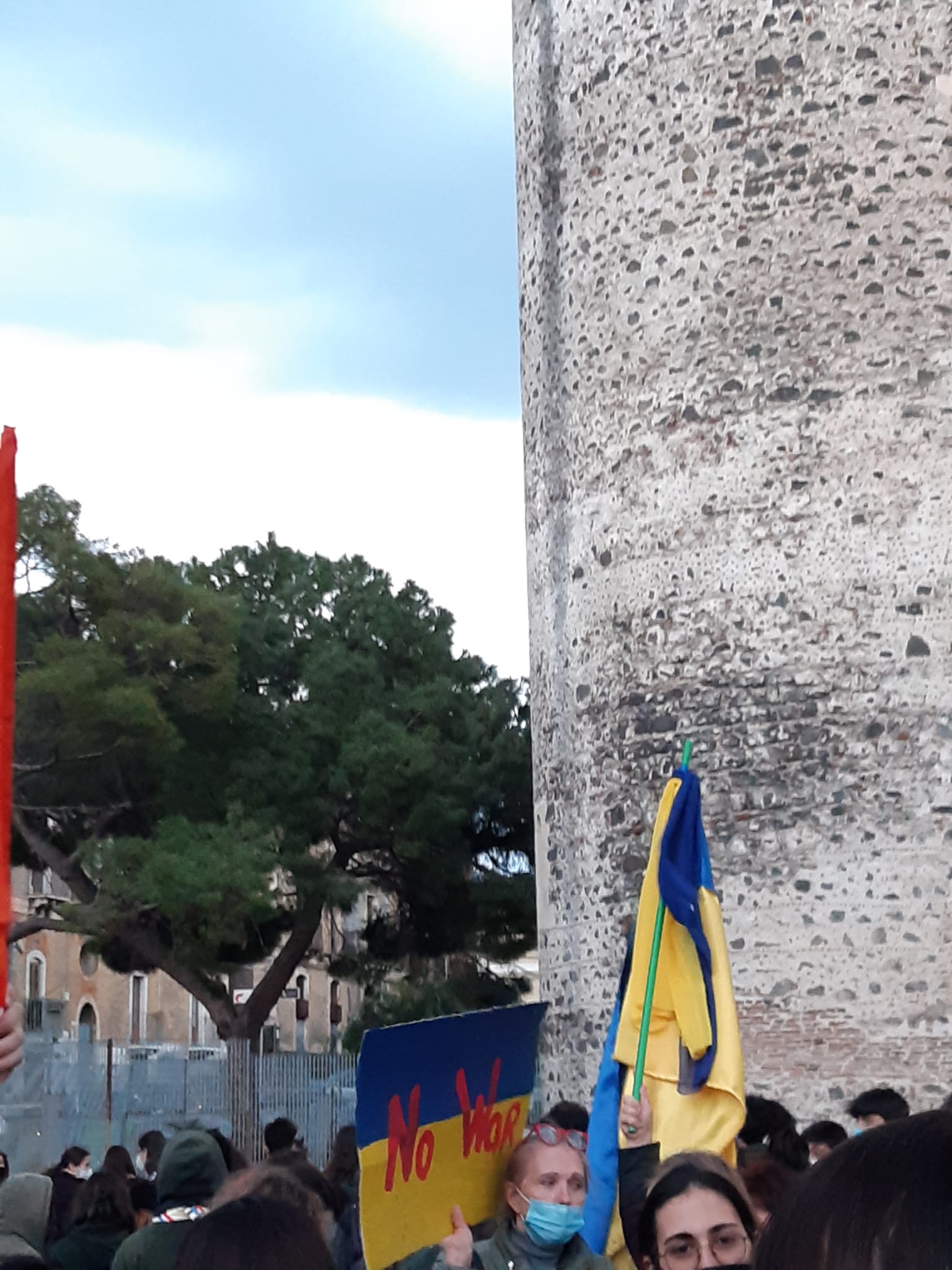 L’Italia dice no alla guerra, centinaia di persone al sit in di Catania – Foto e video L’Italia dice no alla guerra, centinaia di persone al sit in di Catania – Foto e video