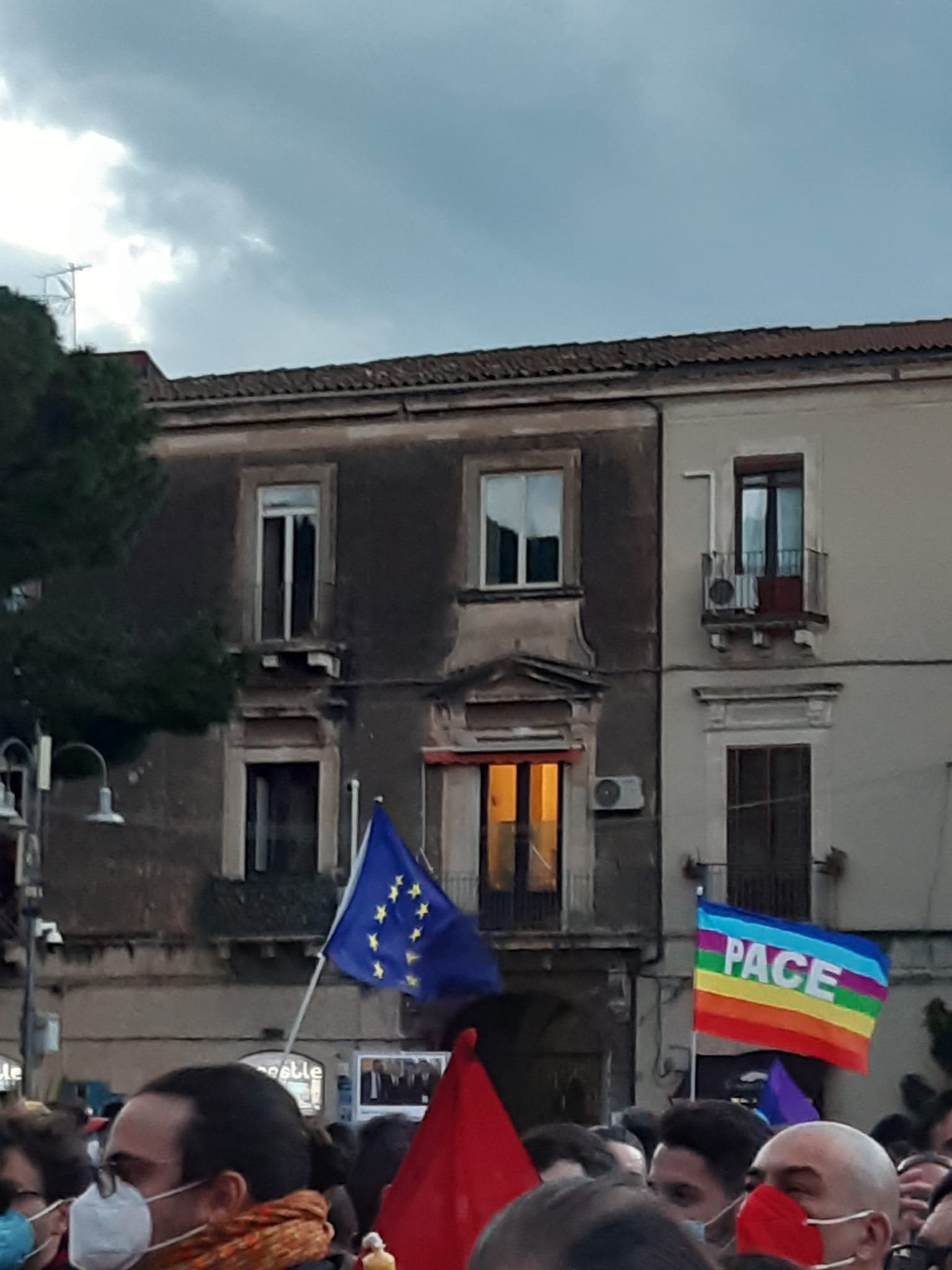 L’Italia dice no alla guerra, centinaia di persone al sit in di Catania – Foto e video L’Italia dice no alla guerra, centinaia di persone al sit in di Catania – Foto e video
