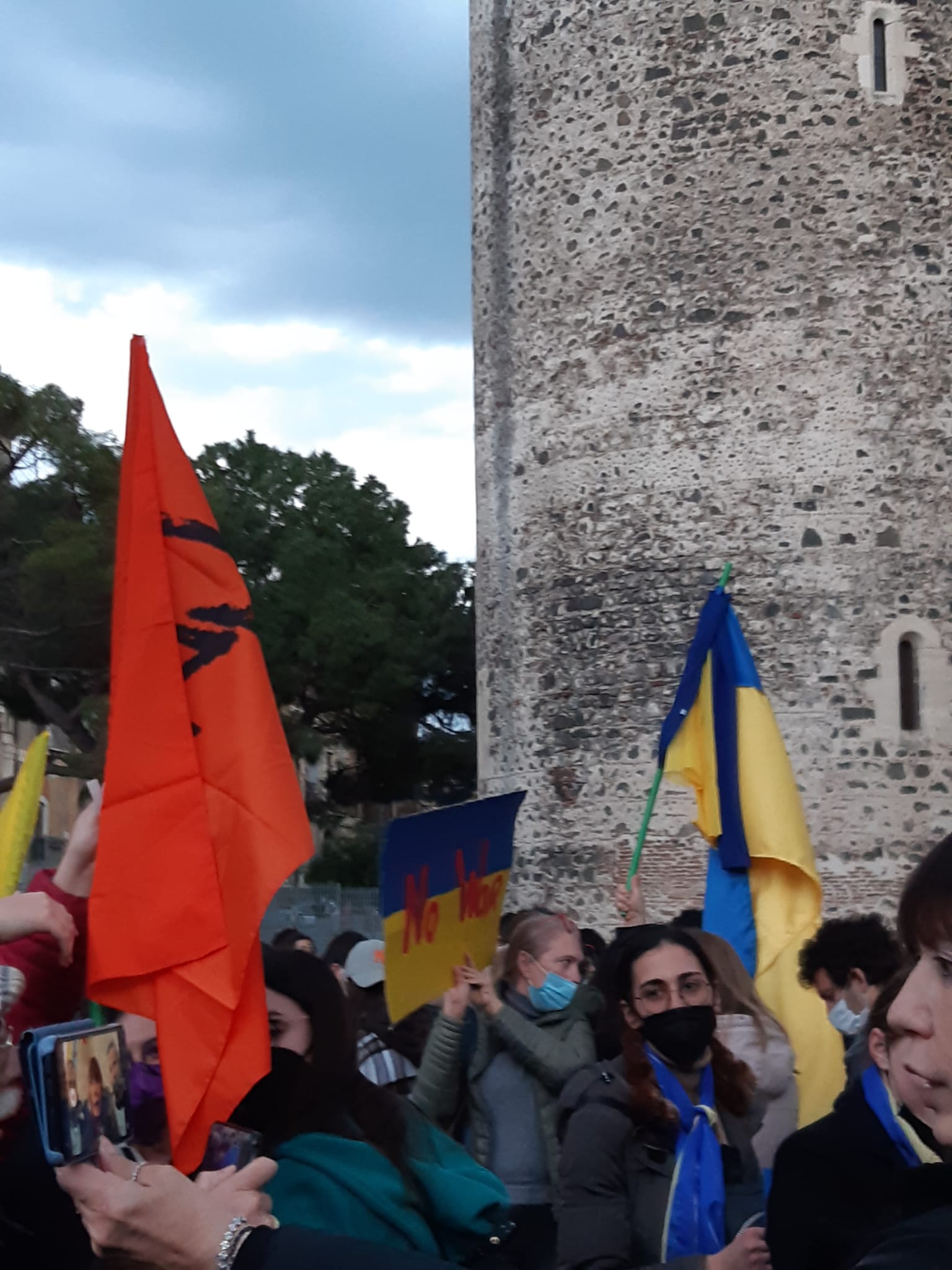 L’Italia dice no alla guerra, centinaia di persone al sit in di Catania – Foto e video L’Italia dice no alla guerra, centinaia di persone al sit in di Catania – Foto e video