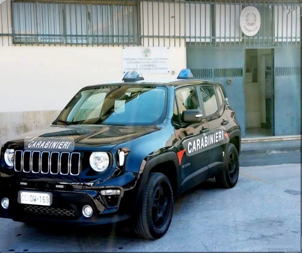 Accoltella coetaneo fuori da scuola: denunciato minorenne