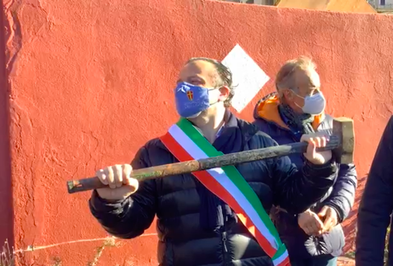 Baraccopoli di Messina, al via demolizione di Fondo Fucile con De Luca – VIDEO