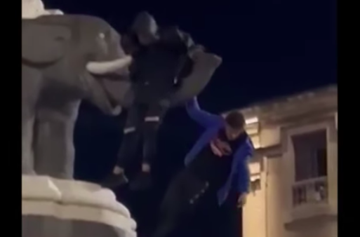 Vandali si arrampicano sulla statua dell’Elefante a Catania, il video