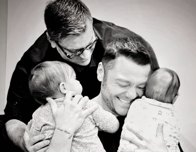Tiziano Ferro e il compagno Victor diventano papà,  la foto con Margherita e Andreas