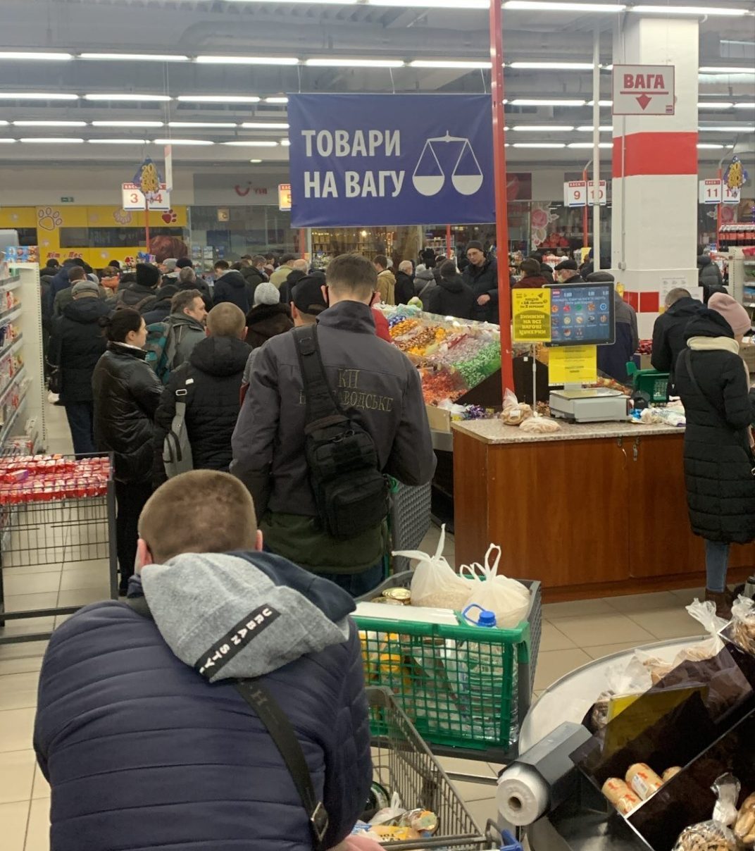 Guerra in Ucraina, primi bombardamenti e assalto ai supermercati