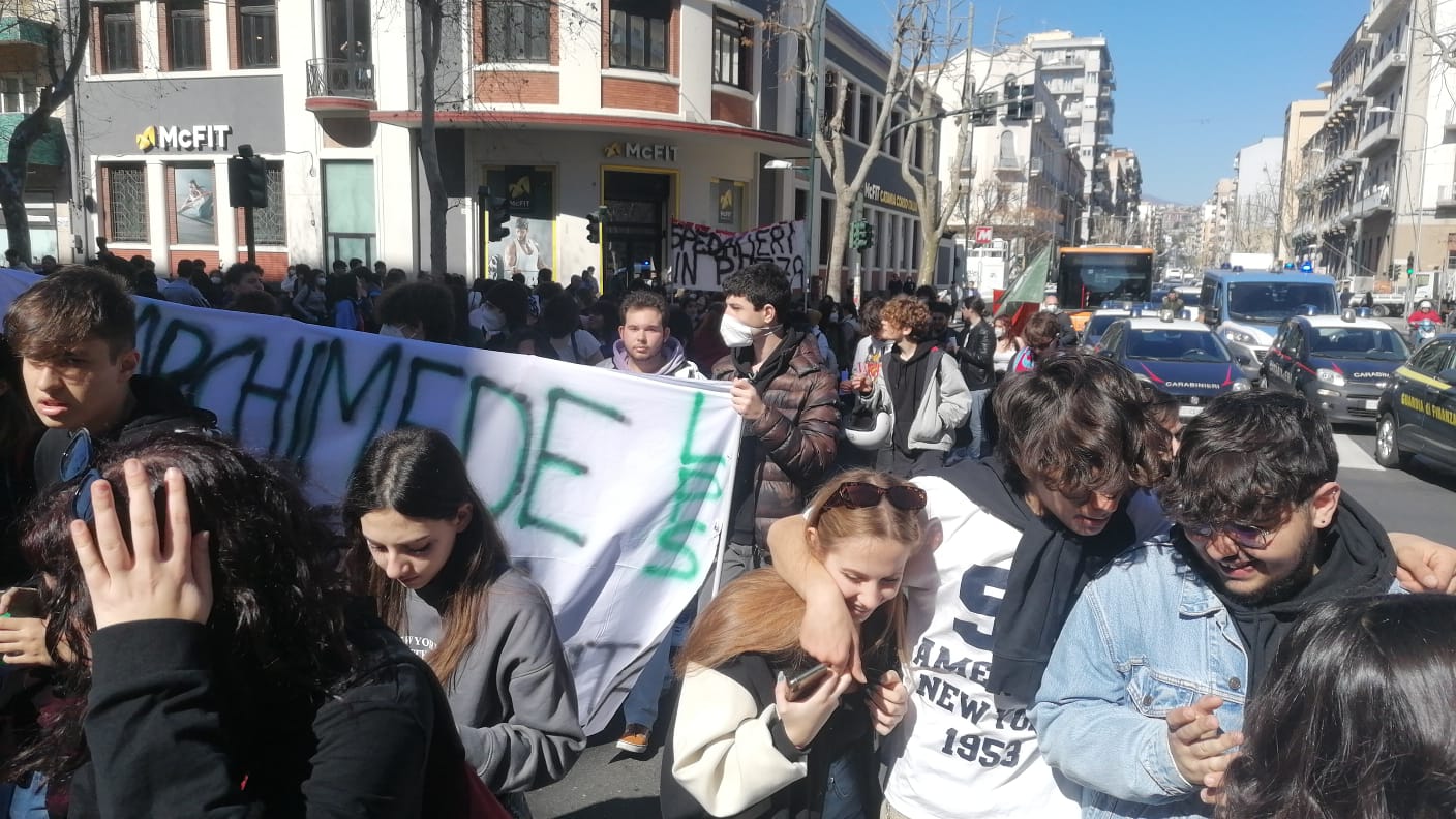 Manifestazione studenti a Catania, “La scuola uccide, protesta a oltranza”