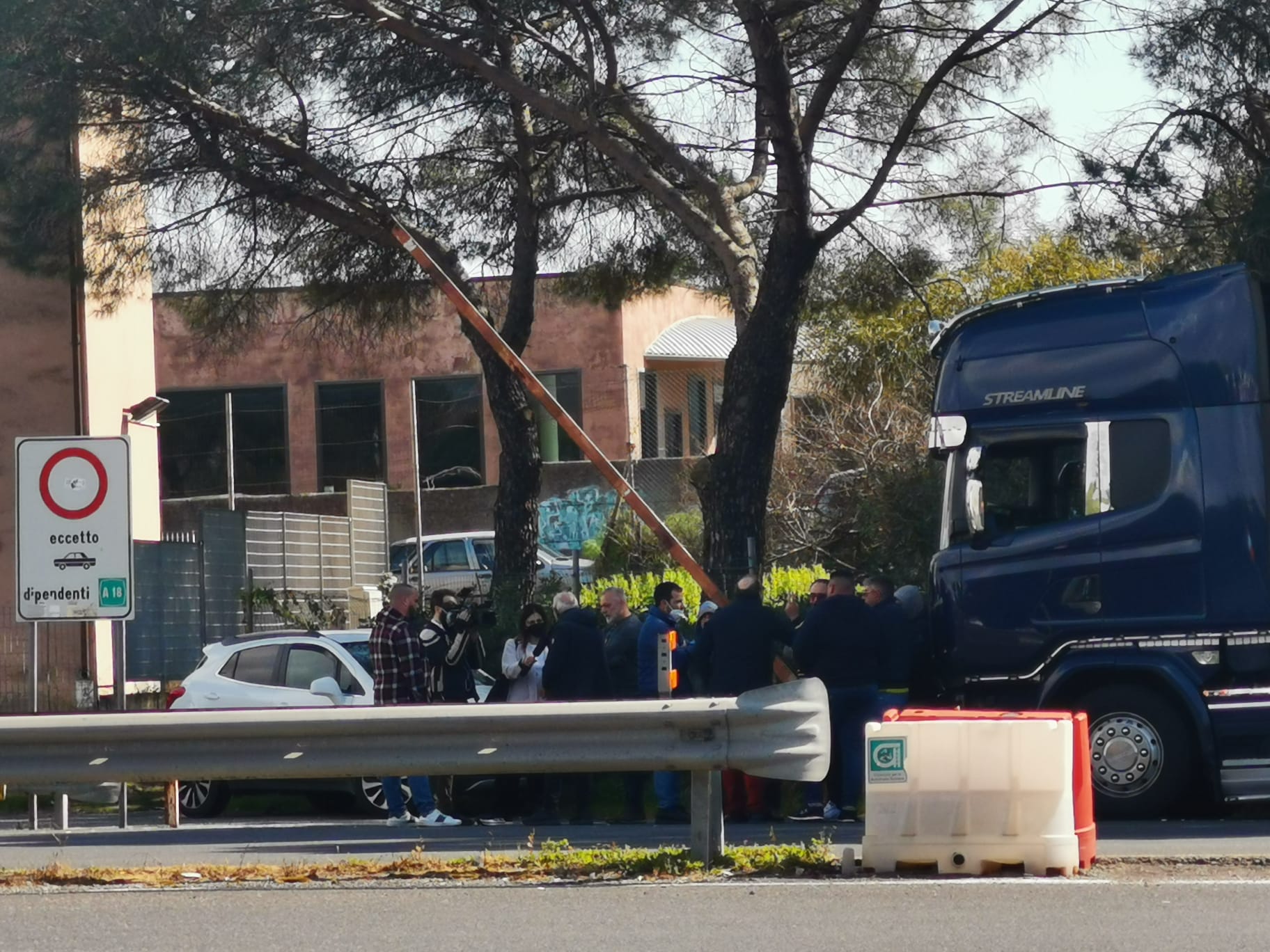 Sciopero camionisti, esplode protesta a San Gregorio – FOTO E VIDEO